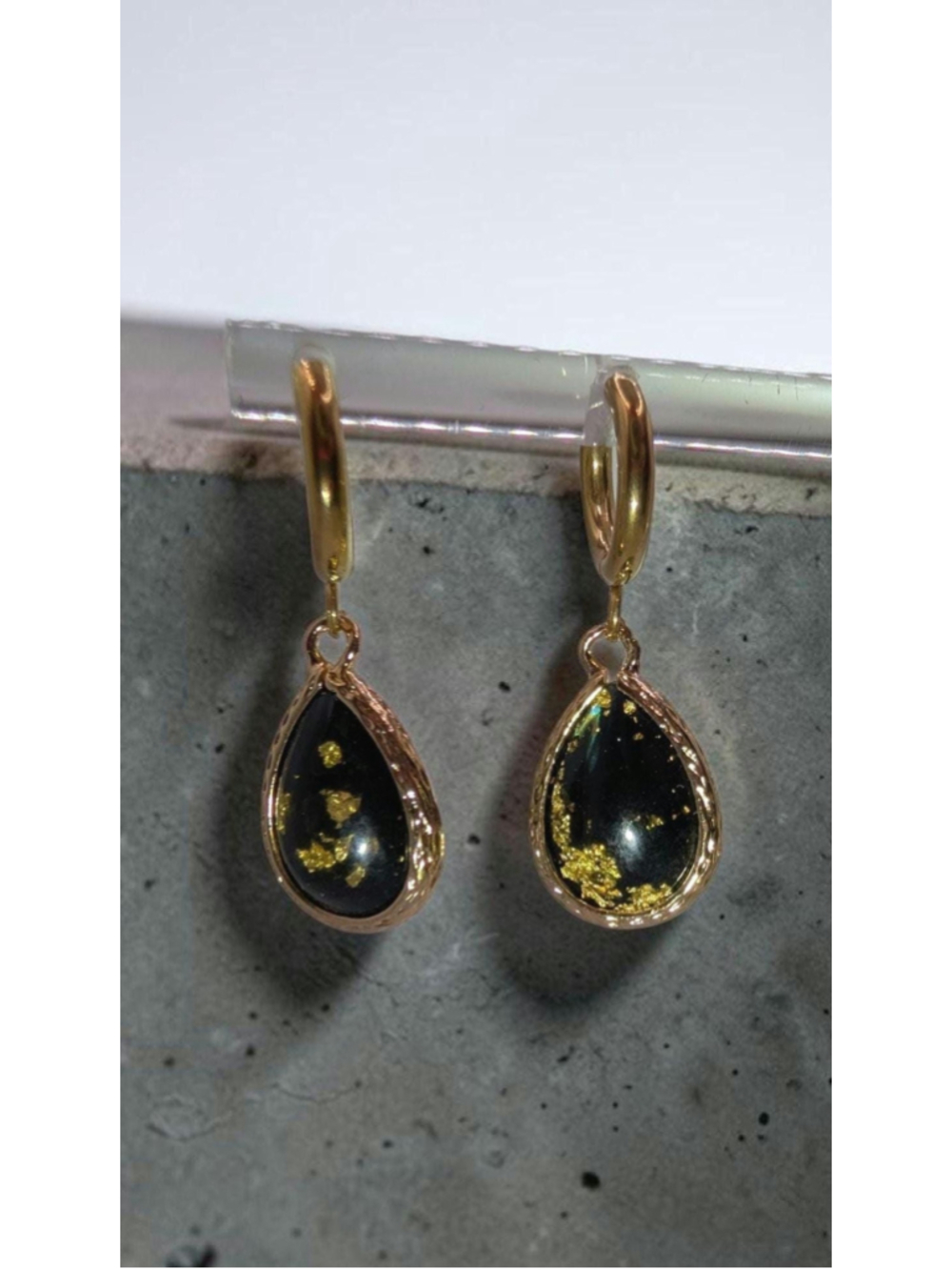 Black & Gold Tone Flake Resin Teardrop Huggie Earrings Gold Stainless Steel Hoop